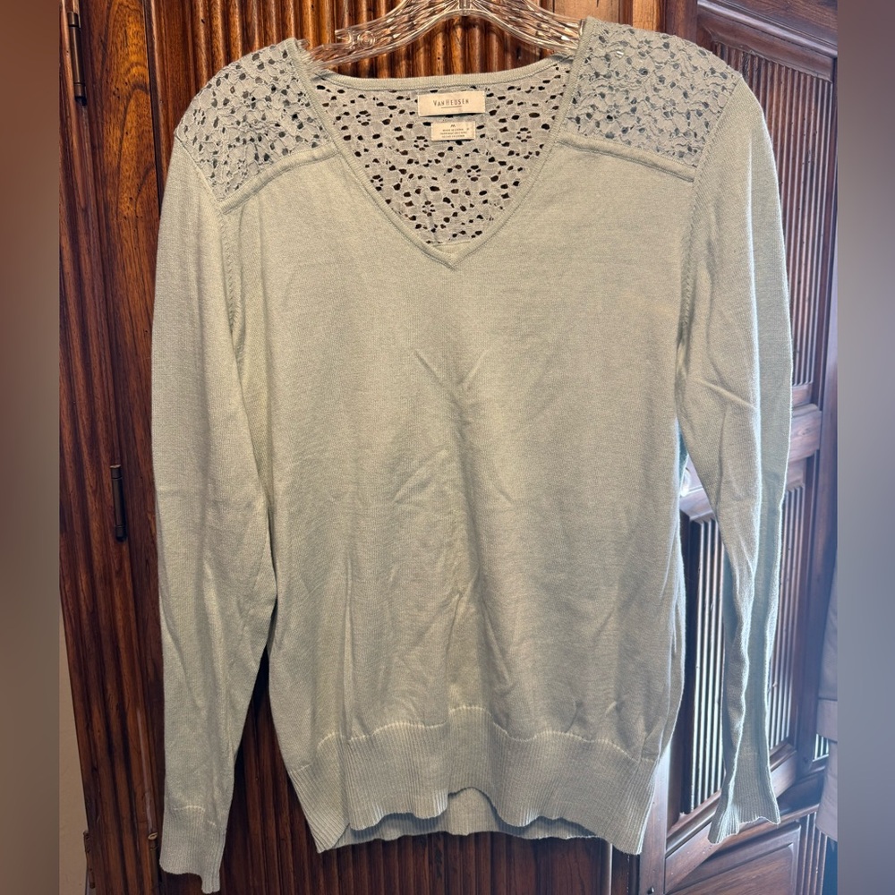 Van Heusen V-Neck Sweater in Light teal
Size medium